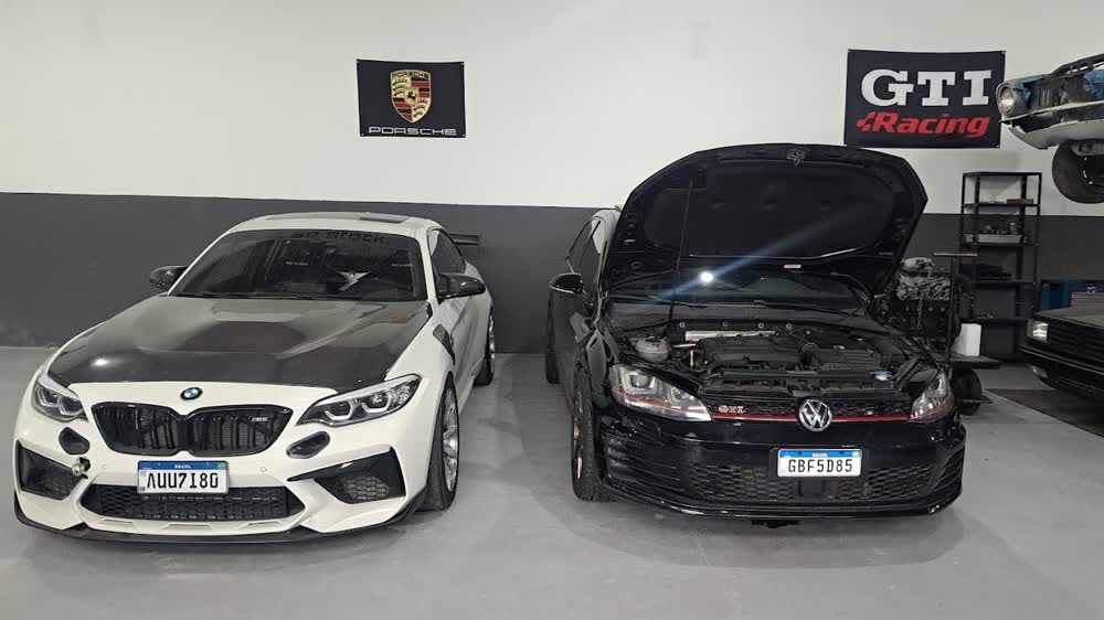 Porsche e Golf GTI na oficina RT Racing